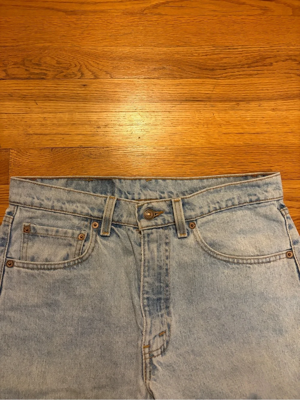Vintage Made in USA Levi’s 550 Light Wash Jeans (32x32)